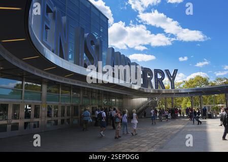 Ingresso al porto dei traghetti di Staten Island, New York, Stati Uniti, Nord America Foto Stock
