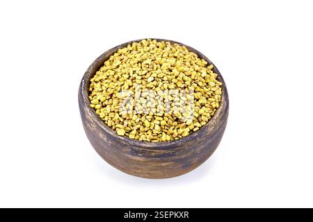 Fieno greco semi in una argilla marrone recipiente isolato su sfondo bianco Foto Stock