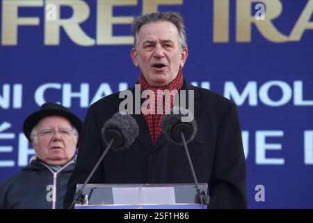 Jean-Francois Legaret, ex sindaco del i arrondissement di Parigi, consigliere di Parigi, si vede affrontare il Rally e ha detto che la caduta del regime di Assad è stata una svolta. Invia un chiaro messaggio al popolo iraniano che il regime è debole sia all'interno del paese che in tutto il mondo. Migliaia di iraniani si radunano a Parigi per celebrare il 46° anniversario del rovesciamento dello scià e chiedono un cambio di regime in Iran. I manifestanti condannano le esecuzioni in Iran, sottolineando la difficile situazione dei prigionieri politici, in particolare i sostenitori dell'Organizzazione Mojahedin del popolo iraniano (P Foto Stock