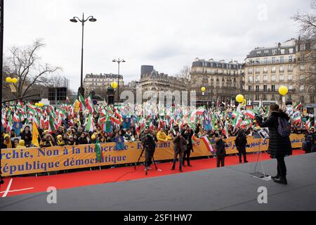 Parigi, Francia. 8 febbraio 2025. Un grande raduno a Parigi che mostra i manifestanti sta ascoltando l'ex senatrice colombiana Ingrid Betancourt. Migliaia di iraniani si radunano a Parigi per celebrare il 46° anniversario del rovesciamento dello scià e chiedono un cambio di regime in Iran. I manifestanti condannano le esecuzioni in Iran, sottolineando la difficile situazione dei prigionieri politici, in particolare i sostenitori dell'Organizzazione Mojahedin del popolo iraniano (PMOI/MEK). Credito: SOPA Images Limited/Alamy Live News Foto Stock