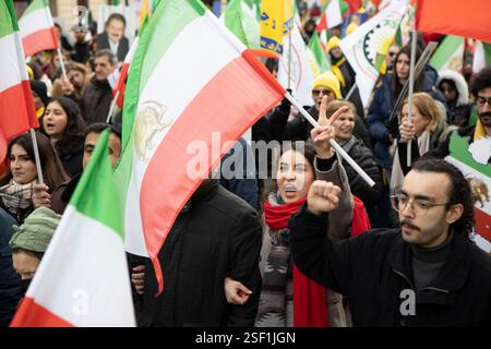 Parigi, Francia. 8 febbraio 2025. Manifestanti a Parigi, sventolando le bandiere dell'Iran e cantando per il cambiamento in Iran. Migliaia di iraniani si radunano a Parigi per celebrare il 46° anniversario del rovesciamento dello scià e chiedono un cambio di regime in Iran. I manifestanti condannano le esecuzioni in Iran, sottolineando la difficile situazione dei prigionieri politici, in particolare i sostenitori dell'Organizzazione Mojahedin del popolo iraniano (PMOI/MEK). Credito: SOPA Images Limited/Alamy Live News Foto Stock