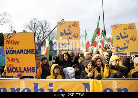 Parigi, Francia. 8 febbraio 2025. I manifestanti mostrano grandi segni gialli con messaggi che si oppongono al dominio monarchico e clericale in Iran durante una manifestazione a Parigi. Migliaia di iraniani si radunano a Parigi per celebrare il 46° anniversario del rovesciamento dello scià e chiedono un cambio di regime in Iran. I manifestanti condannano le esecuzioni in Iran, sottolineando la difficile situazione dei prigionieri politici, in particolare i sostenitori dell'Organizzazione Mojahedin del popolo iraniano (PMOI/MEK). (Foto di Siavosh Hosseini/SOPA Images/Sipa USA) credito: SIPA USA/Alamy Live News Foto Stock