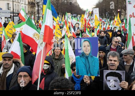 Parigi, Francia. 8 febbraio 2025. I partecipanti a una manifestazione di Parigi hanno visto tenere in mano i ritratti di Maryam Rajvi, il presidente eletto della resistenza iraniana. Migliaia di iraniani si radunano a Parigi per celebrare il 46° anniversario del rovesciamento dello scià e chiedono un cambio di regime in Iran. I manifestanti condannano le esecuzioni in Iran, sottolineando la difficile situazione dei prigionieri politici, in particolare i sostenitori dell'Organizzazione Mojahedin del popolo iraniano (PMOI/MEK). (Foto di Siavosh Hosseini/SOPA Images/Sipa USA) credito: SIPA USA/Alamy Live News Foto Stock