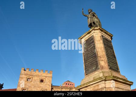 L'immagine mostra la statua di Don Pelayo, il primo monarca del Regno delle Asturie, situata in primo piano a Gijón, in Spagna. La scultura in bronzo Foto Stock