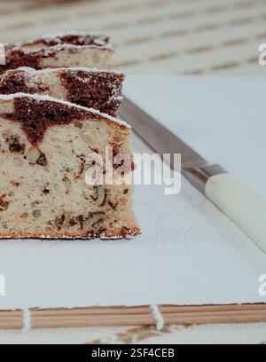 torta di marmo con uvetta e noci da vicino. Foto Stock
