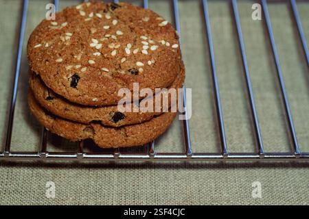 Biscotti con scaglie di cioccolato su grata di metallo Foto Stock