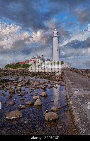 St Mary's Lighthouse, originariamente costruito nel 1664 su un precedente resti dell'abbazia, poi ricostruito nel 1898, St Mary's Island, Whitley Bay, Northumberland, Inghilterra Foto Stock