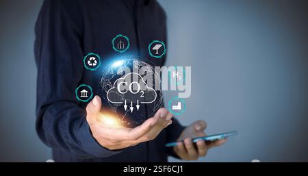 Il concetto di emissioni zero di carbonio riduce le emissioni di CO2, riducendo il riscaldamento globale. Obiettivo di zero emissioni nette di carbonio 2050 Foto Stock