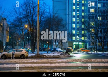 la strada pulita è piena di neve dopo una stagione invernale notturna Foto Stock