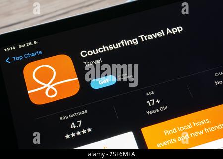 OSTRAVA, CECHIA - 28 SETTEMBRE 2024: App store con applicazione mobile Couchsurfing per prenotare un alloggio Foto Stock