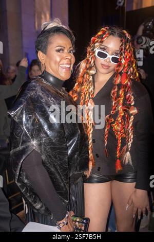 New York, Stati Uniti. 8 febbraio 2025. NEW YORK, NEW YORK - 08 FEBBRAIO: Crystal Waters (L) partecipa allo show Blonds durante la New York Fashion Week del 2025 febbraio 2025 a New York City. Credito: SOPA Images Limited/Alamy Live News Foto Stock