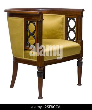 Elegante poltrona classica con schienale a botte, isolata su sfondo bianco. Struttura in legno con dettagli decorativi e tappezzeria giallo dorato. Foto Stock