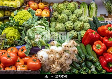 Diversi tipi di ortaggi per la vendita su un mercato Foto Stock
