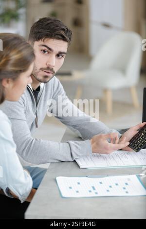 famiglia giovane che discute le finanze familiari Foto Stock