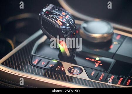 Berlino, Germania - 11 ottobre 2021: BMW serie 8 G16 Gran Coupé 840i xDrive M-Pack 2021. Dettaglio auto 840i primo piano selettivo ripresa del nuovo grido di stile Foto Stock