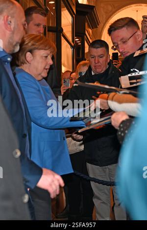 Angela Merkel nach einer Signierstunde ihrer Autobiografie Freiheit in der Buchhandliung Felix Jud. Amburgo, 05.02.2025 Angela Merkel bei einer Signierstunde ad Amburgo, *** Angela Merkel dopo la firma di un libro della sua autobiografia Freiheit presso la libreria Felix Jud di Amburgo, 05 02 2025 Angela Merkel ad una firma di un libro ad Amburgo, Foto Stock