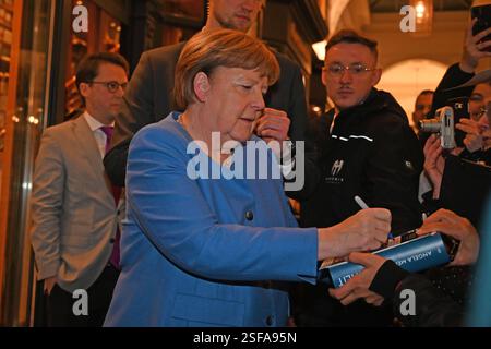 Angela Merkel nach einer Signierstunde ihrer Autobiografie Freiheit in der Buchhandliung Felix Jud. Amburgo, 05.02.2025 Angela Merkel bei einer Signierstunde ad Amburgo, *** Angela Merkel dopo la firma di un libro della sua autobiografia Freiheit presso la libreria Felix Jud di Amburgo, 05 02 2025 Angela Merkel ad una firma di un libro ad Amburgo, Foto Stock