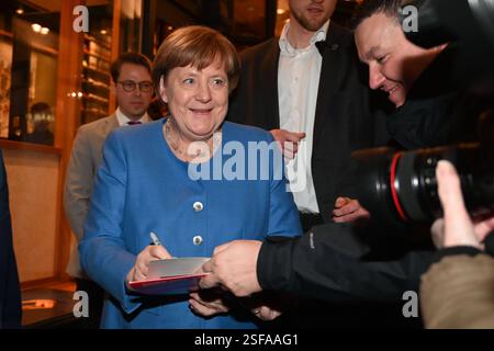 Angela Merkel nach einer Signierstunde ihrer Autobiografie Freiheit in der Buchhandliung Felix Jud. Amburgo, 05.02.2025 Angela Merkel bei einer Signierstunde ad Amburgo, Foto Stock
