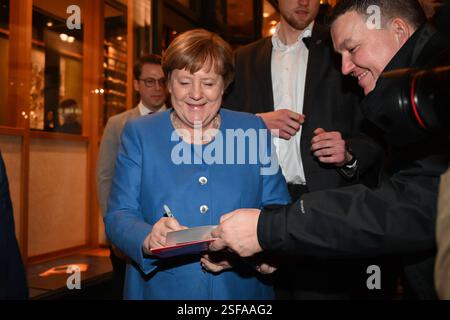 Angela Merkel nach einer Signierstunde ihrer Autobiografie Freiheit in der Buchhandliung Felix Jud. Amburgo, 05.02.2025 Angela Merkel bei einer Signierstunde ad Amburgo, Foto Stock