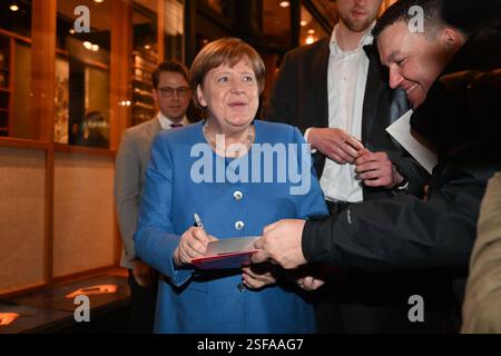 Angela Merkel nach einer Signierstunde ihrer Autobiografie Freiheit in der Buchhandliung Felix Jud. Amburgo, 05.02.2025 Angela Merkel bei einer Signierstunde ad Amburgo, Foto Stock