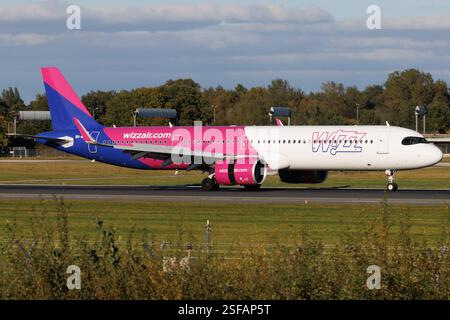Der Airbus A321-271NX A21N der Fluglinie Wizz Air W6 / WZZ, Betreiber Wizz Air Malta, mit der Registrierung 9H-WNJ MSN: 11873 landet am Flughafen Aeroporto di Amburgo EDDH/HAM. Amburgo Amburgo Germania *** l'Airbus A321 271NX A21N della compagnia aerea Wizz Air W6 WZZ , operatore Wizz Air Malta, con registrazione 9H WNJ MSN 11873 atterra all'aeroporto di Amburgo EDDH HAM Amburgo Germania Foto Stock