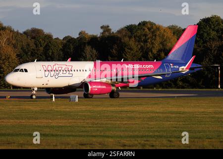 Der Airbus A320-232 A320 der Fluglinie Wizz Air W6 / WZZ, Betreiber Wizz Air Malta, mit der Registrierung 9H-WZQ MSN: 08210 rollt am Flughafen Aeroporto di Amburgo EDDH/HAM. Amburgo Amburgo Germania Foto Stock