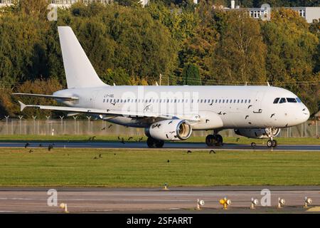 Der Airbus A320-232 A320 der Fluglinie Avion Express X9 / NVD mit der Registrierung LY-VEL MSN: 1998 rollt am Flughafen Hamburg Airport EDDH/HAM. Amburgo Amburgo Germania Foto Stock