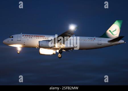Der Airbus A320-232 A320 der Fluglinie Freebird Airlines FH / FHY mit der Registrierung TC-GMA MSN: 03873 landet am Flughafen Hamburg Airport EDDH/HAM. Amburgo Amburgo Germania *** Airbus A320 232 A320 di Freebird Airlines FH FHY con registrazione TC GMA MSN 03873 atterra all'aeroporto di Amburgo EDDH HAM Amburgo Germania Foto Stock