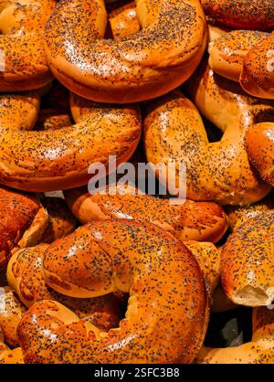 Bagel al forno con semi di papavero e semi di sesamo Foto Stock