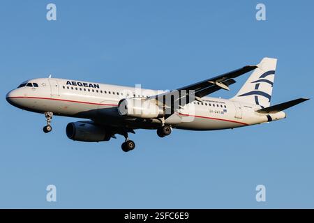 Der Airbus A320-232 A320 der Fluglinie Aegean Airlines A3 / AEE mit der Registrierung SX-DVT MSN: 03745 landet am Flughafen Hamburg Airport EDDH/HAM. Amburgo Amburgo Germania *** Airbus A320 232 A320 di Aegean Airlines A3 AEE con registrazione SX DVT MSN 03745 atterra all'aeroporto di Amburgo EDDH HAM Amburgo Germania Foto Stock