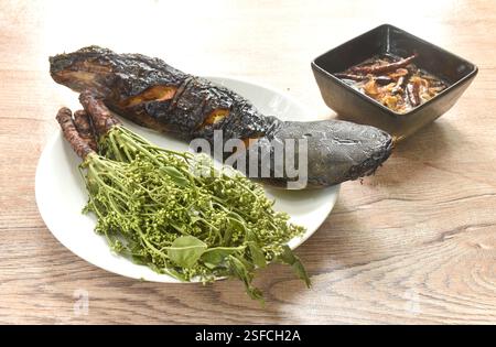 Pesce gatto alla griglia e verdure indiane dell'albero siamese sul piatto, con salsa di pesce agrodolce Foto Stock