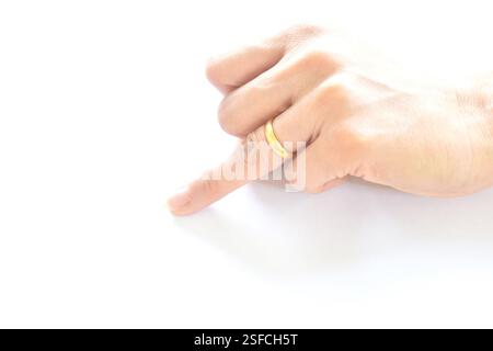 donna che indossa la ghiera nuziale dorata a quattro dita su sfondo bianco Foto Stock