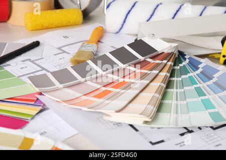 Grafici di selezione dei colori, planimetrie e altri strumenti sul tavolo, primo piano. Decorazione e design Foto Stock