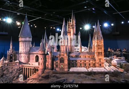 Bella vista del modello in scala 1:24 del castello di Hogwarts, che è la Scuola di stregoneria e stregoneria, costruito nel famoso Warner Bros Tour degli studi... Foto Stock