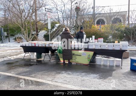Un fornitore di Pickle Licious che vende una grande varietà di condimenti acidi. Al mercato delle pulci di Pleasantville, Westchester, New York. Foto Stock