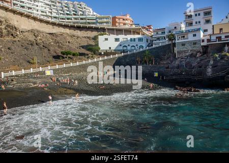 Playa de Santiago, Santa Cruz de Tenerife, Spagna-28JAN2025-Playa de Santiago spiaggia di sabbia nera nell'isola di Tenerife, Spagna. Foto Stock