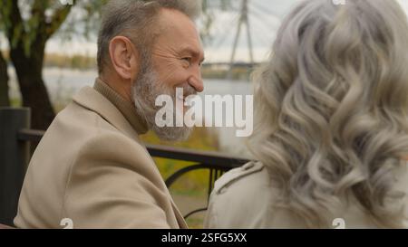 Famiglia felice Caucasico pensionato anziano uomo maturo parlare con donna relazione affettuosa ridendo sorridendo marito moglie in amore parlare Foto Stock