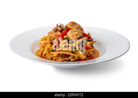 Tagliatelle indonesiane Bami Goreng con pollo, funghi e verdure in piatto bianco isolato su bianco con percorso di ritaglio incluso Foto Stock