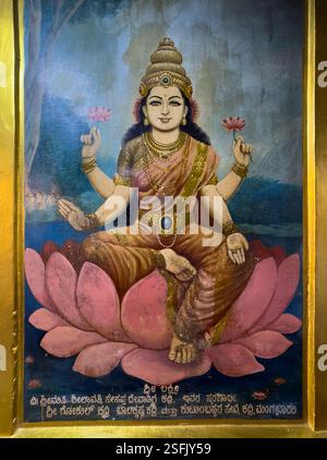 Un dipinto della dea Lakshmi nel tempio di Kandri Manjunath a base Shiva e fu costruito nel X secolo - Mangalore, Karnataka, India Foto Stock