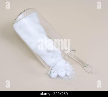 Il persolfato di ammonio APS è il composto inorganico. Foto Stock