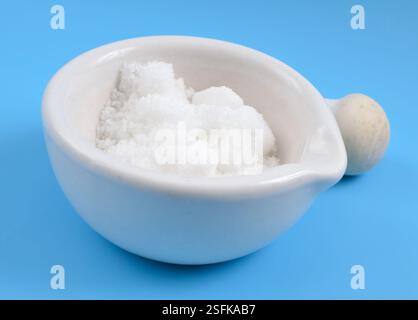 Il nitrato di sodio è il composto chimico con la formula NaNO3 Foto Stock
