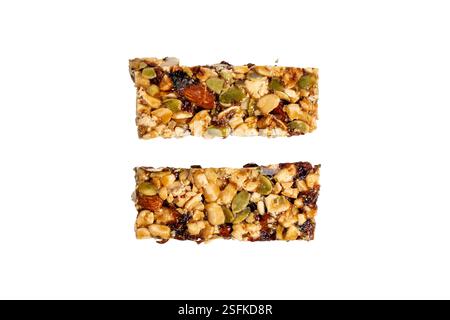 Due pezzi di barrette di granola su sfondo bianco. Le barre sono fatte di dadi e semi. Foto Stock