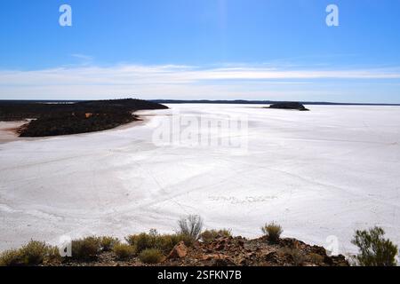 Una vista aerea mozzafiato di un vasto lago salato vicino a Kalgoorlie, nell'Australia Occidentale, che mostra texture uniche e motivi naturali. Foto Stock