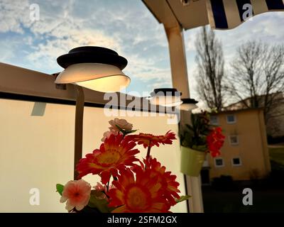 Luci da giardino con batteria solare. Closeup shot Foto Stock