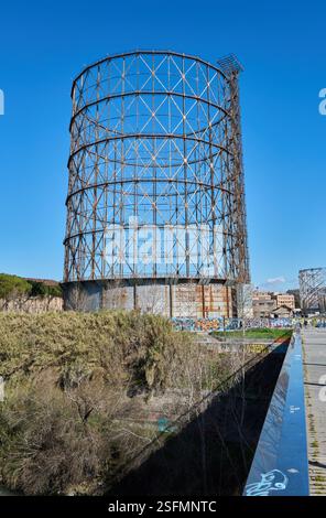 Roma, Italia. 2 gennaio 2024. Lo storico Gazometro di Roma si erge alto contro un cielo drammatico, a simboleggiare il patrimonio industriale della città. Questa struttura in acciaio, situata nel quartiere Ostiense, è un punto di riferimento architettonico e culturale, che rappresenta il passato industriale di Roma e il suo paesaggio urbano in evoluzione a Roma, Italia, il 2 gennaio 2024. (Foto di Matteo della Torre/NurPhoto) crediti: NurPhoto SRL/Alamy Live News Foto Stock