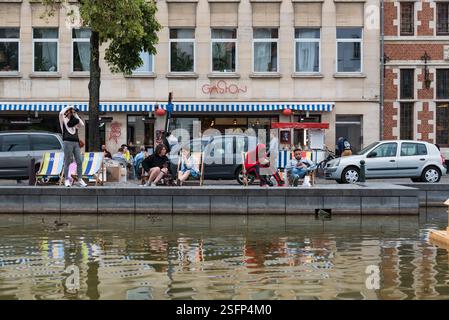 Città vecchia di Bruxelles - Belgio - 07 18 2019:- persone sedute alla fontana di Anspach in Piazza Santa Caterina Foto Stock