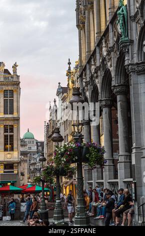 Centro storico di Bruxelles - Belgio - 07 18 2019 Vista panoramica sulla grande Place di Bruxelles al crepuscolo durante l'estate Foto Stock