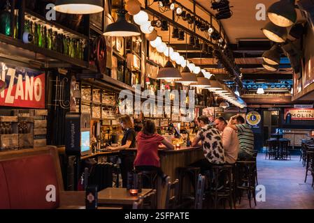 Centro storico di Bruxelles - Belgio - 07 18 2019 - Design degli interni in stile Art déco del cafÃ e del ristorante de Monk con molti fiamminghi Foto Stock