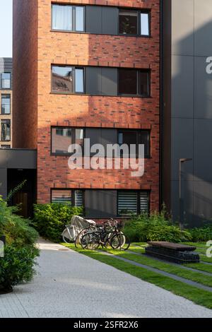 Moderno sviluppo residenziale basato su un design premiato con dettagli di alta classe e facciata in mattoni. Polonia. Foto Stock