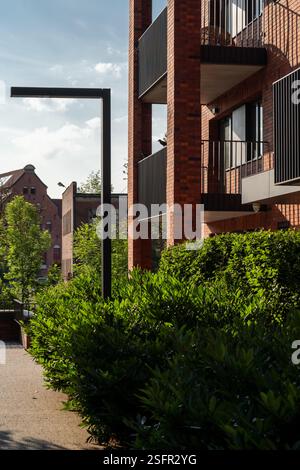 Moderno sviluppo residenziale basato su un design premiato con dettagli di alta classe e facciata in mattoni. Polonia. Foto Stock
